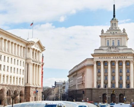 Всяка парламентарна партия ще има свое знаме и герб, НС заделя 255 хиляди лева