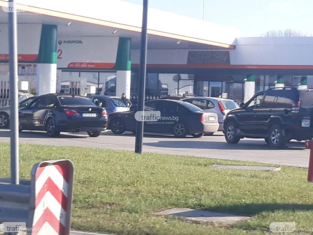 Опашки от коли се извиха по бензиностанциите