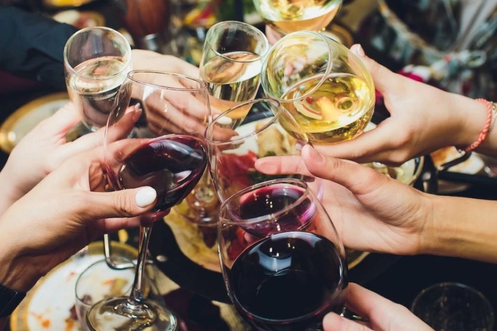 Консумацията на алкохол е неразделна част от празнуването у нас.