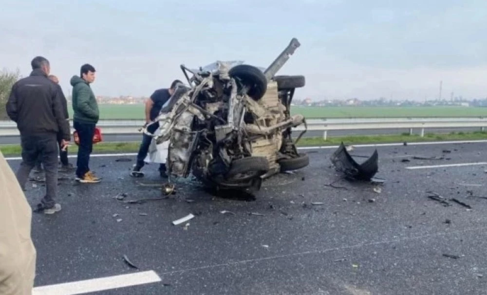 Трима души са загинали, а 19 са ранени при 16