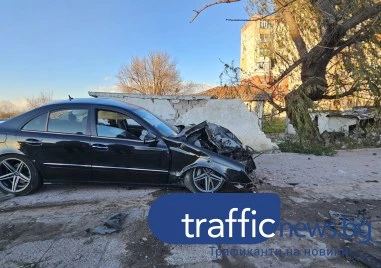 Зрелищна катастрофа в Столипиново – кола отсяка стълб и се заби в ограда