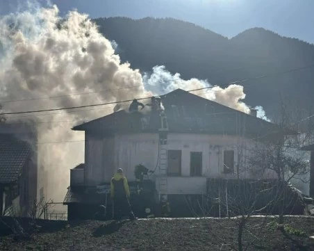 Пожар избухна в къща и плевня в Смолян, транспортират пострадал мъж в болница в Пловдив