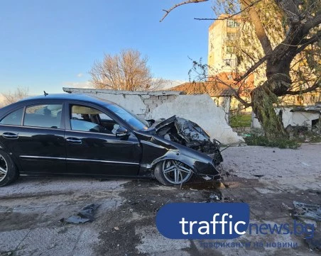 Зрелищна катастрофа в Столипиново – кола отсяка стълб и се заби в ограда