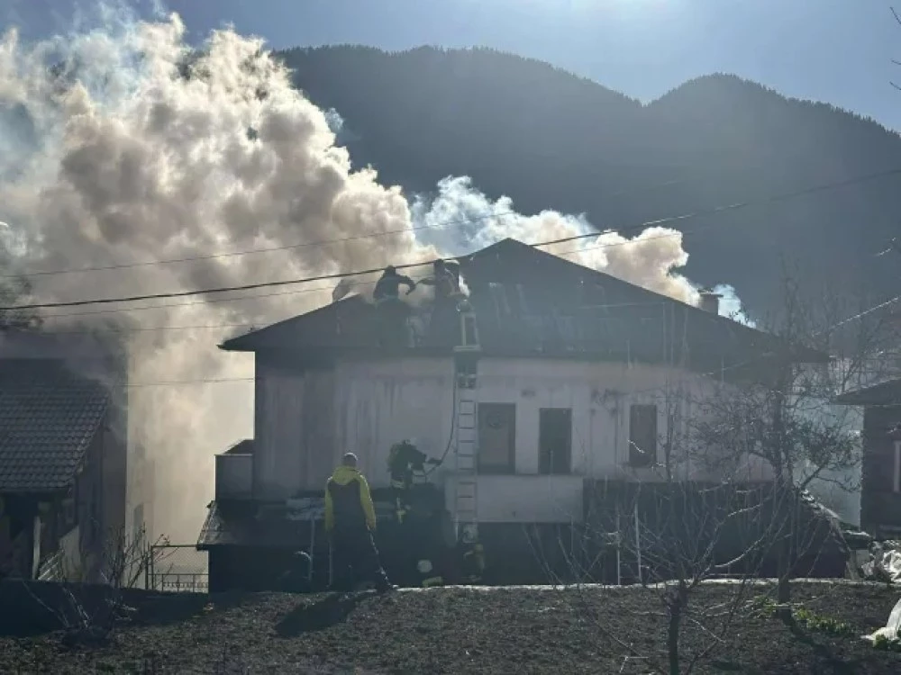 Пожар избухна в къща и плевня в Смолян, транспортират пострадал мъж в болница в Пловдив