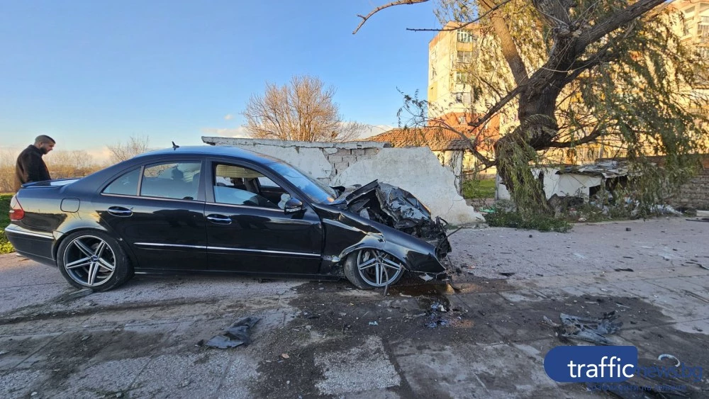 Зрелищна катастрофа в Столипиново – кола отсече стълб и се заби в ограда