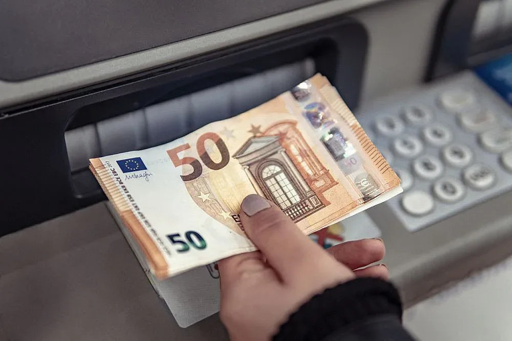 Минималната работна заплата става 620,20 евро