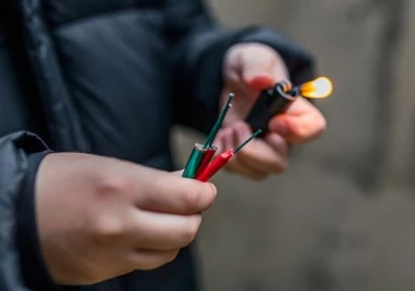 14 годишен е с тежко разкъсване на пръстите след запален фойерверк