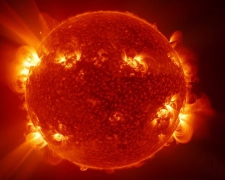 Мощно слънчево изригване може да предизвика буря