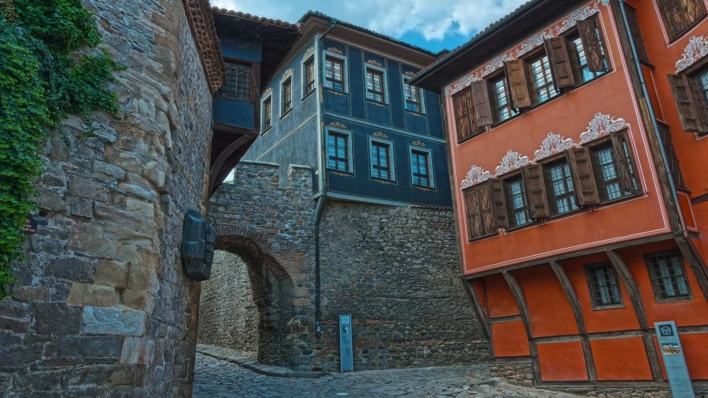 Температурите в Пловдив леко се покачват, в 14 области на страната - жълт код за силен вятър