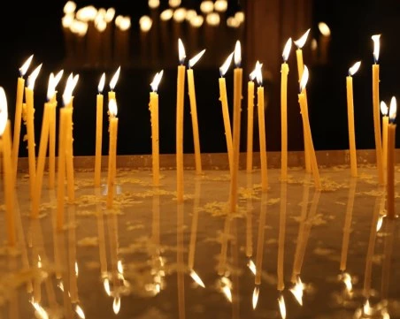 Обявиха цените на църковните свещи в евро