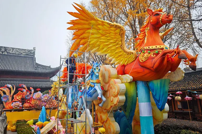 Световен хаос или златен шанс? 2026-а ни качва на Огнения кон, ето кой ще оцелее в галопа