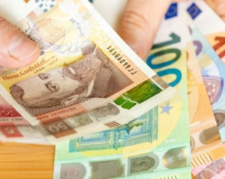 Трети ден след въвеждането на еврото рестото превръща касите на магазините в бойно поле