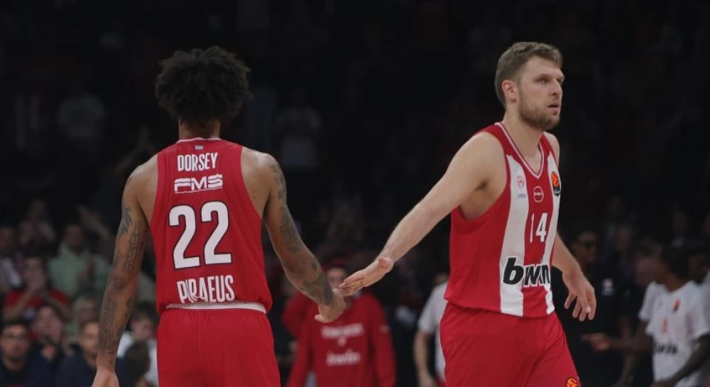 Везенков със силен мач за Олимипакос при победа в дербито срещу Панатинайкос