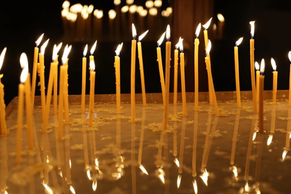 Обявиха цените на църковните свещи в евро