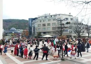 Хиляди кукери излязоха по улиците на Благоевград, за да прогонят злото