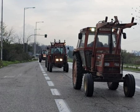Гръцките фермери решават как да продължат протестите си