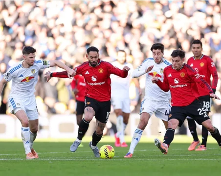 Илия Груев игра като титуляр в дербито с Юнайтед