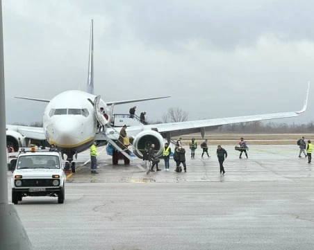 Пътнически самолет кацна аварийно в Пловдив, отмениха полети от София заради ураганния вятър