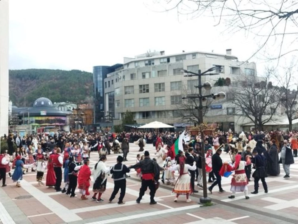 Хиляди кукери излязоха по улиците на Благоевград, за да прогонят злото
