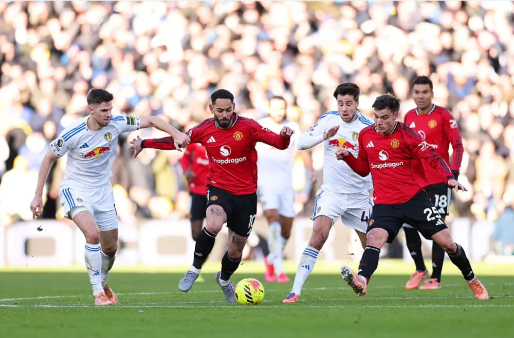 Илия Груев игра като титуляр в дербито с Юнайтед