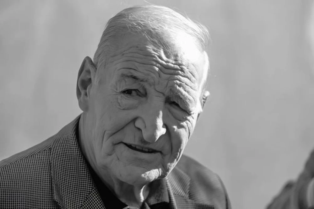 Поклонението пред Димитър Пенев ще е на пистата на стадион 