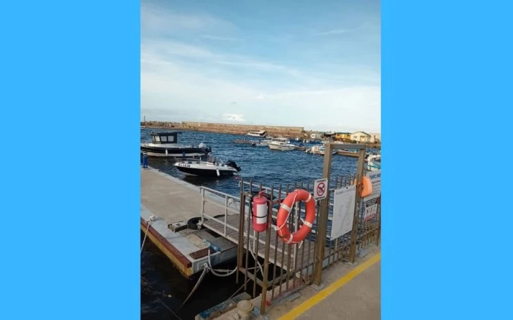 Туристическо корабче се блъсна в кея на пристанището в Созопол заради силния вятър