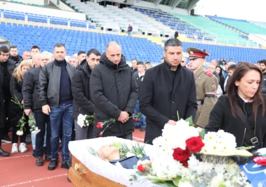 Хиляди изпратиха легендарния футболист и треньор Димитър Пенев в последния