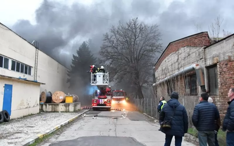 Овладяван е пожарът в склада за соларни панели материали за