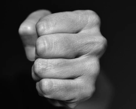 Мъж преби 77-годишната си майка с ритници и юмруци в София