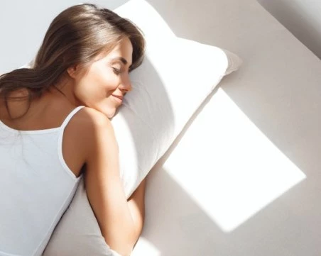 Спането по корем може да доведе до болки и бръчки