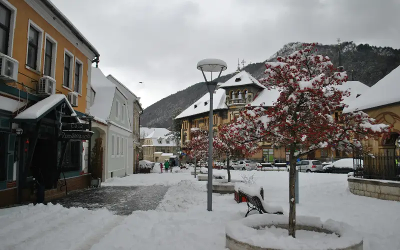 Двама загинаха в планините на Румъния, хиляди са без ток