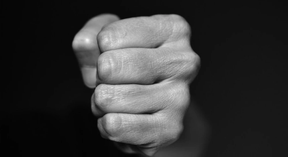 Мъж преби 77-годишната си майка с ритници и юмруци в София