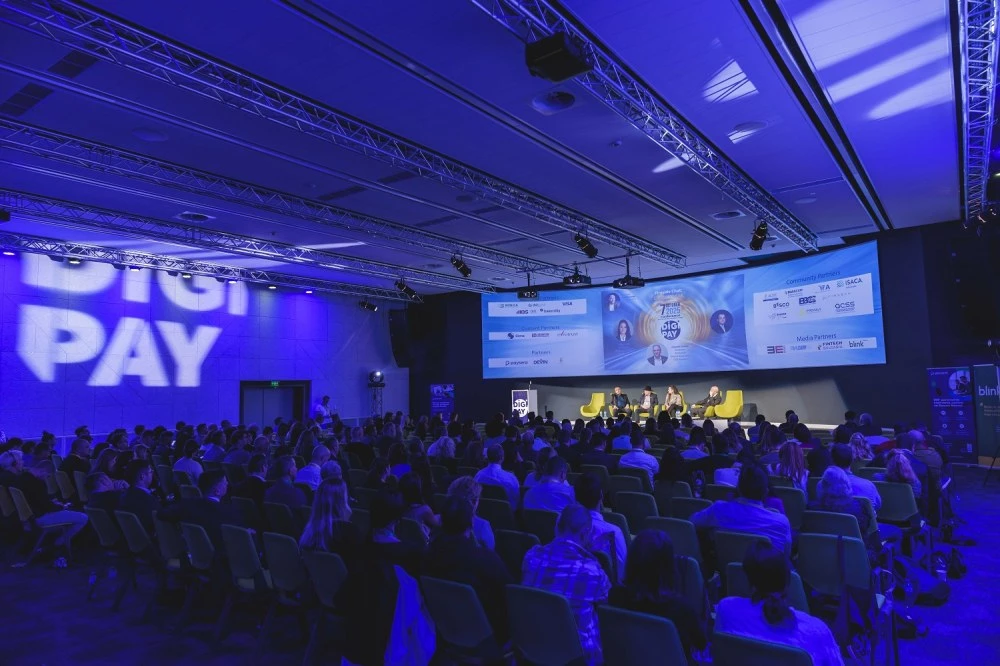 Три важни стъпки за заплати, данъци и осигуровки в първите месеци от еврото