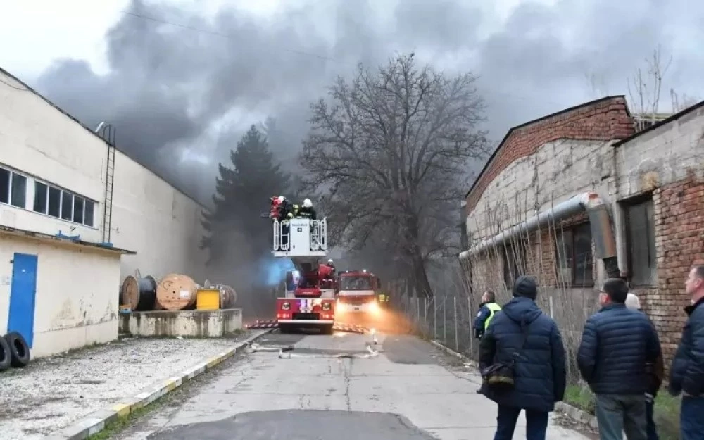 100 инвертора, соларни батерии и фотоволтаични панели са изгорелия в големия пожар в склад в Хасково