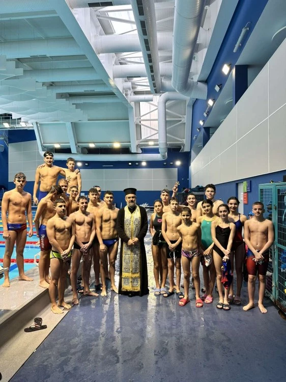 20 деца от Спортното училище се бориха за кръста в басейн „Младост