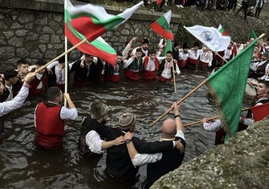 За десета поредна година в Шипка първи спасиха богоявленския кръст Прочетете ощеПо