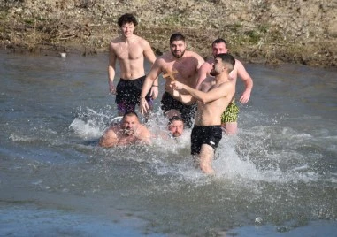 За трета поредна година 29 годишният Стоил Джуров извади кръста