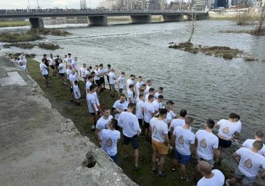 Рекордни 140 души се хвърлят за Богоявленския кръст в река Марица