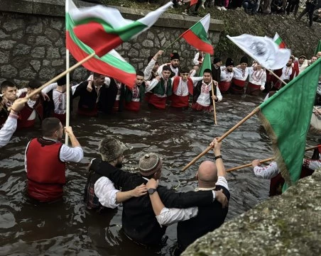 18-годишен ученик от Пловдив хвана богоявленския кръст в Шипка