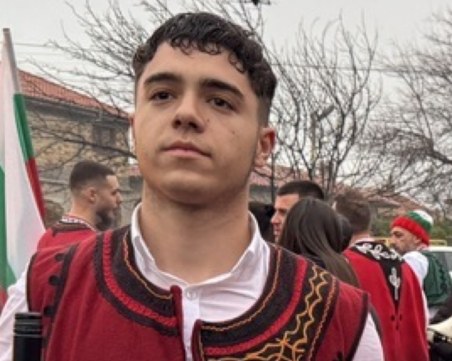 18-годишен ученик от Пловдив хвана богоявленския кръст в Шипка