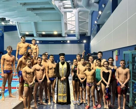 20 деца от Спортното училище се бориха за кръста в басейн „Младост