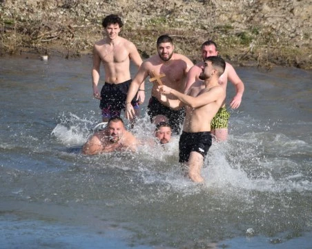 Десетки се хвърлиха за спасяване на Богоявленския кръст в реките на Община Марица