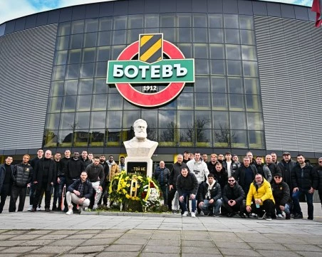 Футболистите, треньори и фенове на Ботев почетоха клубния си патрион на паметника пред стадиона