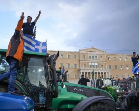 Гръцките фермери не отстъпват, готвят поредна блокада