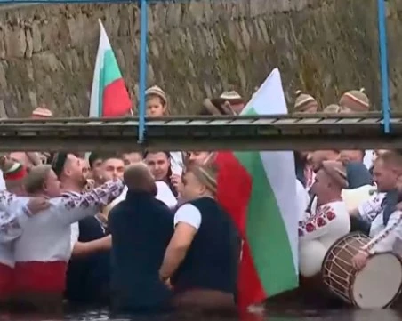 Мъжкото хоро се изви във водите на Тунджа, хора от цялата страна са в Калофер