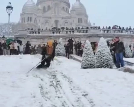 Обилни снеговалежи превърнаха забележителности във Франция в ски писти