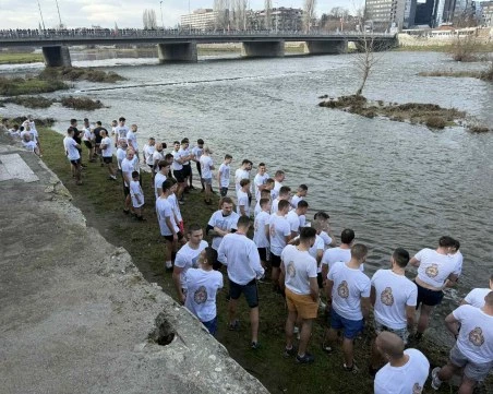 Рекордни 140 души се хвърлят за Богоявленския кръст в река Марица