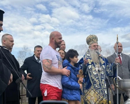 44-годишен от Пловдив извади Богоявленския кръст от Марица