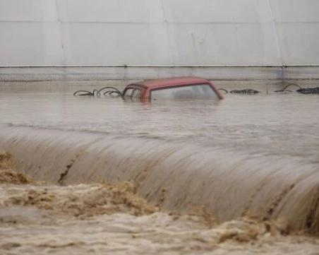 Снежни бури и порои удариха редица страни на Балканите – хиляди са без ток, има и загинал