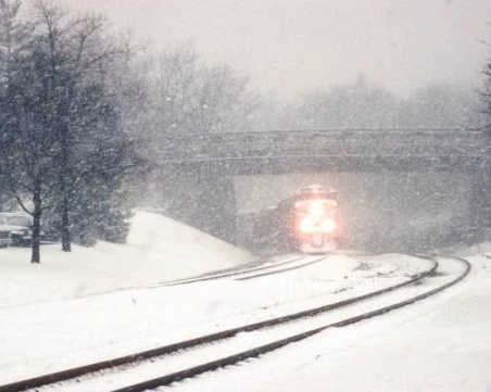Железопътният трафик в Нидерланция е блокиран заради сняг и лед